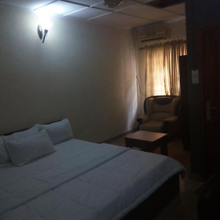 Holla-Jobi Guest House Lagos Exterior photo