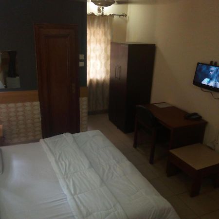 Holla-Jobi Guest House Lagos Exterior photo