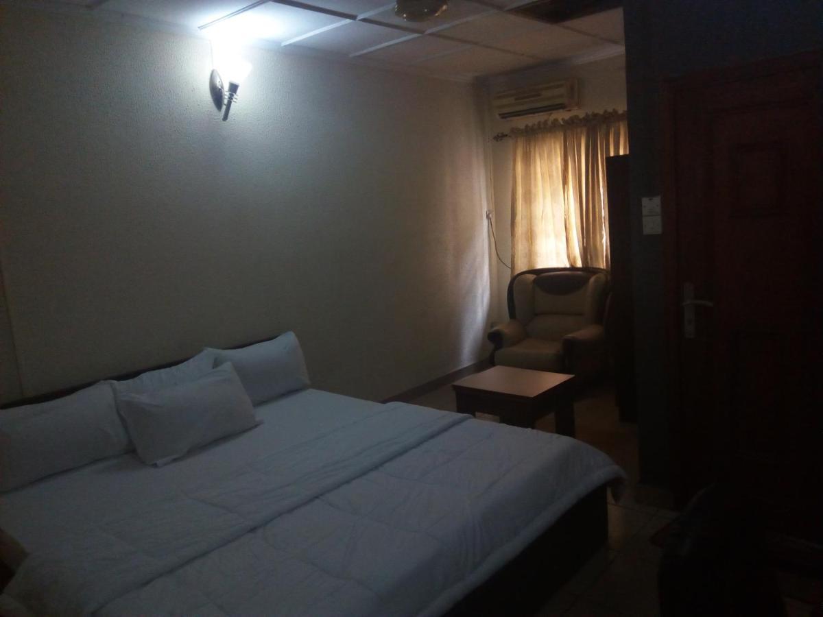 Holla-Jobi Guest House Lagos Exterior photo