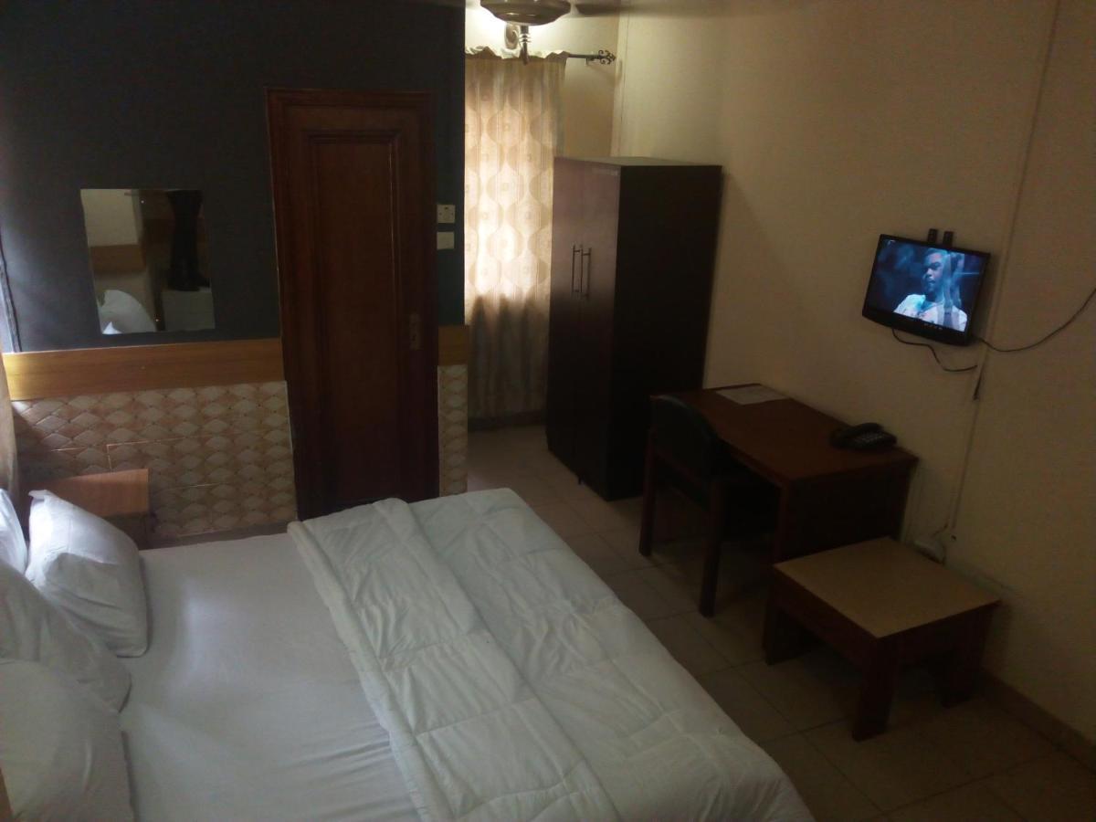 Holla-Jobi Guest House Lagos Exterior photo
