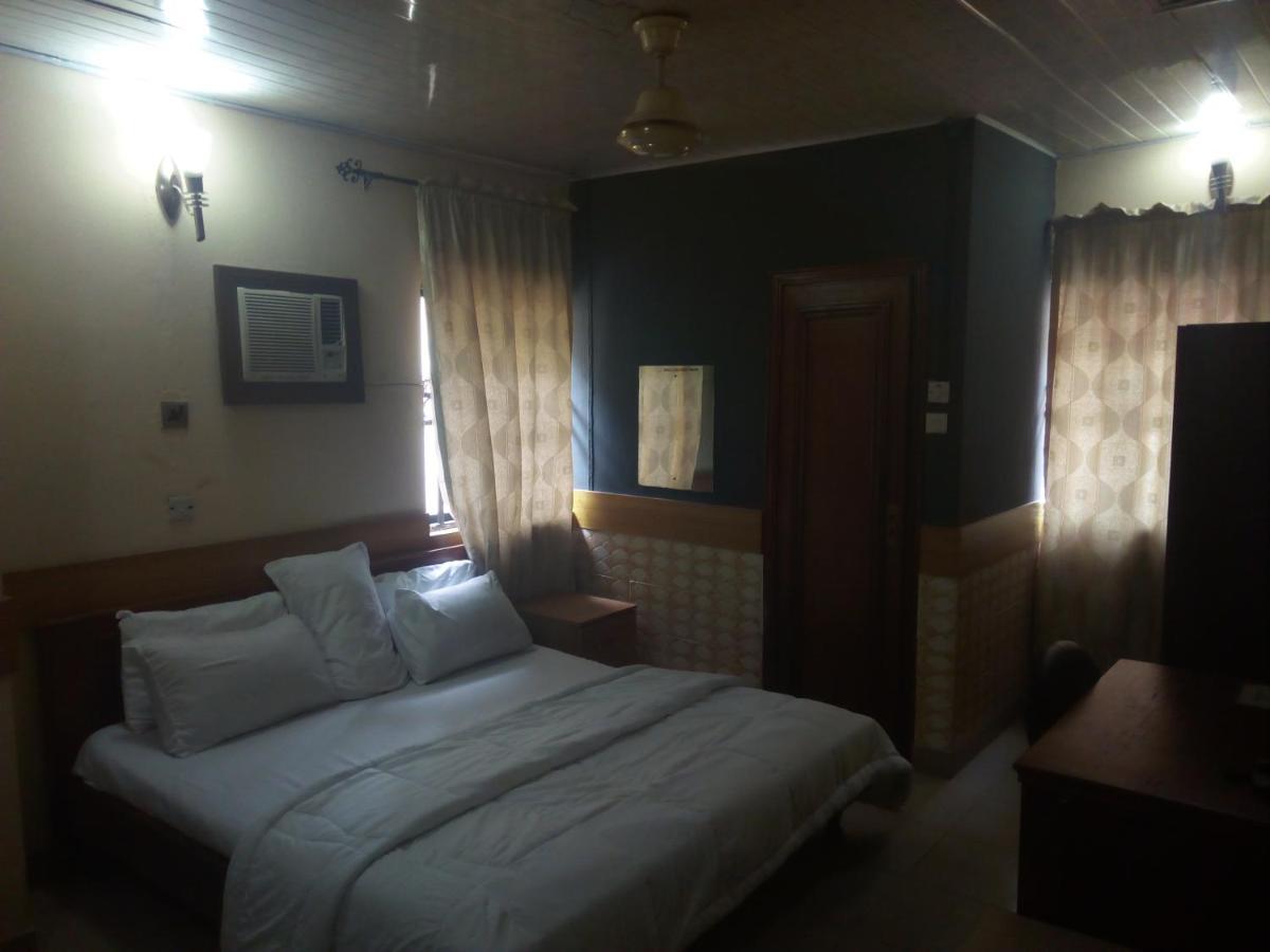 Holla-Jobi Guest House Lagos Exterior photo
